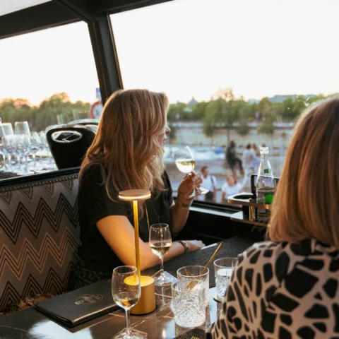 bus tour Paris France